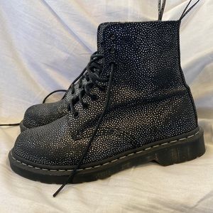 Doc Martens- stingray black/silver 8 eye boots